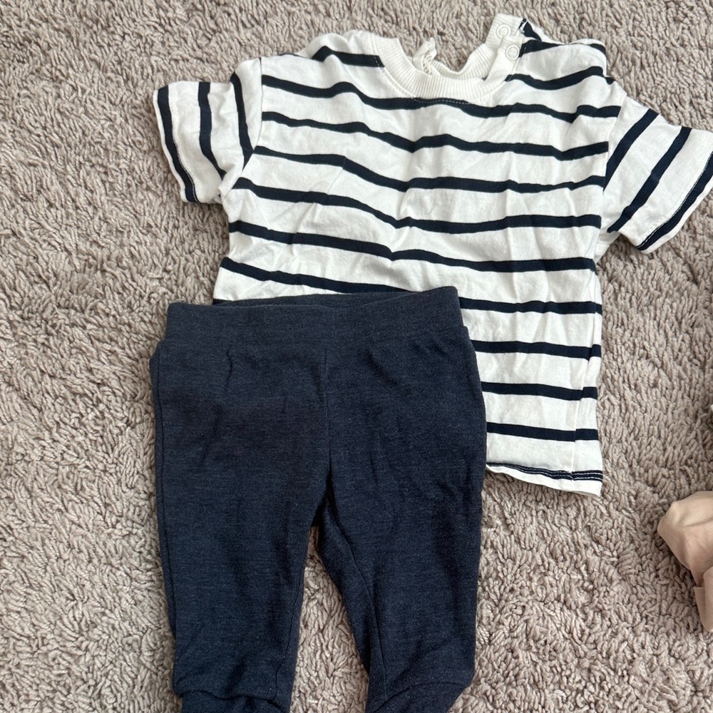 🍓 5 for $15 🍓 Old Navy Blue and White Baby Set